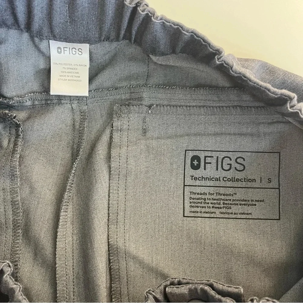 FIGS Men’s Gray Cargo‎ Jogger Scrub Pants